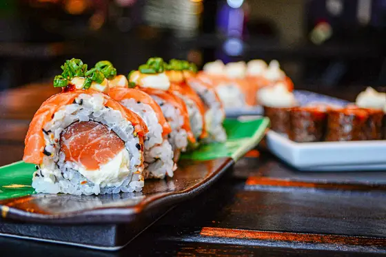 Assortiment de sushis au saumon